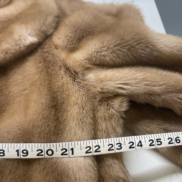 Vintage mid century faux fur 3/4 cost. Classic. - Picture 7 of 8